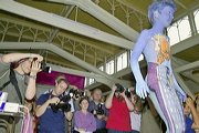 Publikum und Model von Artist Philip Tronser, Swiss Bodypainting Day 2006, Hotel Seeburg, Luzern, Switzerland