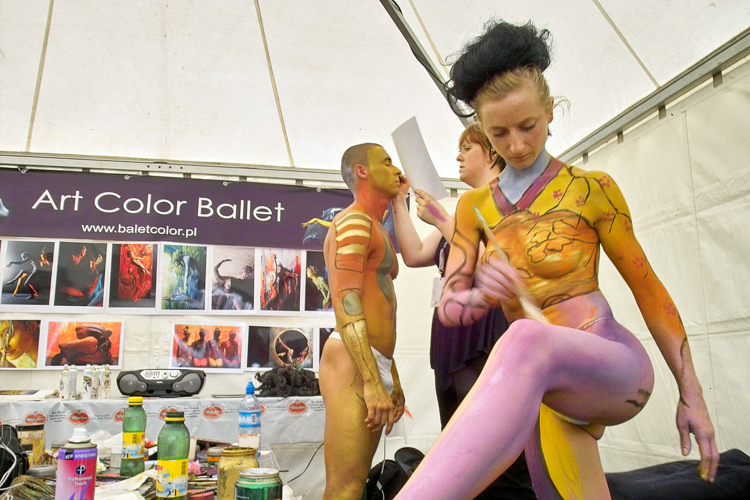 Art, Aufführung, Bodypainting, Color, Colors, Colour, Colours, Contest, Event, Farbe, Festival, Kunst, Körperbemalung, Körpermalerei, Modelle, Models, Model, Performance, Schminkkunst, Stage, Veranstaltung, Vorführung, WEB, Wettbewerb, Anna Pogodzinska painting herself