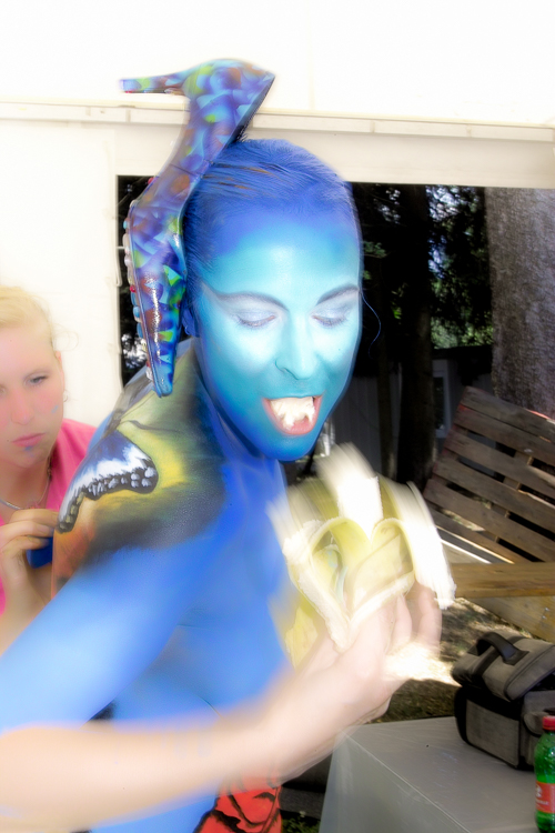 Art, Aufführung, Bodypainting, Color, Colors, Colour, Colours, Contest, Event, Farbe, Festival, Kunst, Körperbemalung, Körpermalerei, Modelle, Models, Model, Performance, Schminkkunst, Stage, Veranstaltung, Vorführung, WEB, Wettbewerb, Model of Fleur van Dijk and Patricia van den Dungen enjoying a banana