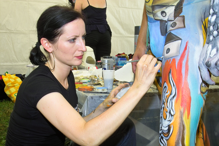 Art, Aufführung, Bodypainting, Color, Colors, Colour, Colours, Contest, Event, Farbe, Festival, Kunst, Körperbemalung, Körpermalerei, Modelle, Models, Model, Performance, Schminkkunst, Stage, Veranstaltung, Vorführung, WEB, Wettbewerb, Joanna Ciesla painting her model