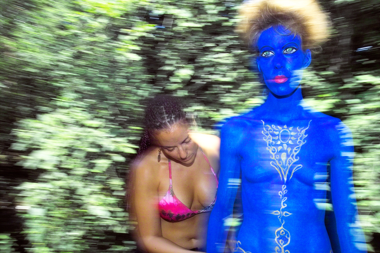 Art, Aufführung, Bodypainting, Color, Colors, Colour, Colours, Contest, Event, Farbe, Festival, Kunst, Körperbemalung, Körpermalerei, Modelle, Models, Model, Performance, Schminkkunst, Stage, Veranstaltung, Vorführung, WEB, Wettbewerb, Einat Dan at work on one of her models (eyes closed)