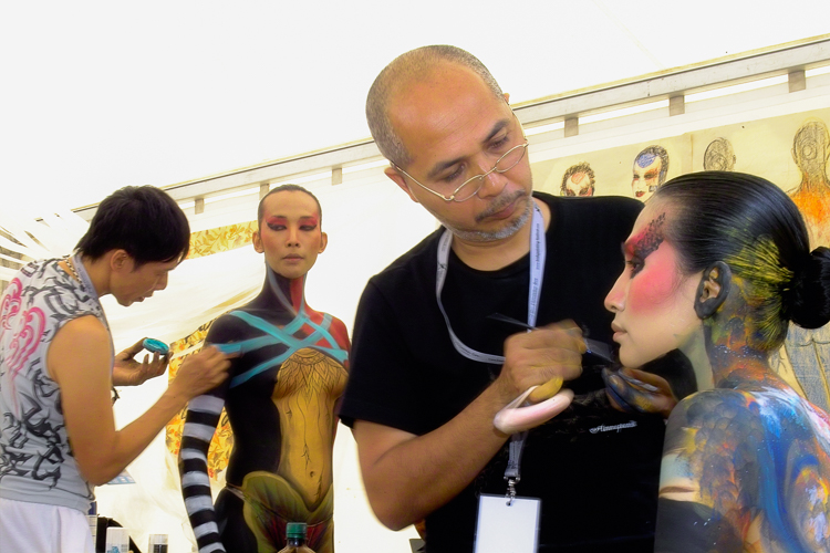Art, Aufführung, Bodypainting, Color, Colors, Colour, Colours, Contest, Event, Farbe, Festival, Kunst, Körperbemalung, Körpermalerei, Modelle, Models, Model, Performance, Schminkkunst, Stage, Veranstaltung, Vorführung, WEB, Wettbewerb, Montri Wadla-Iad and team at work