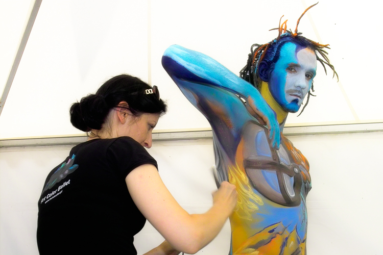 Art, Aufführung, Bodypainting, Color, Colors, Colour, Colours, Contest, Event, Farbe, Festival, Kunst, Körperbemalung, Körpermalerei, Modelle, Models, Model, Performance, Schminkkunst, Stage, Veranstaltung, Vorführung, WEB, Wettbewerb, Joanna Ciesla of the 'Art color Ballet' Team at work