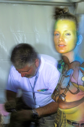 Art, Aufführung, Bodypainting, Color, Colors, Colour, Colours, Contest, Event, Farbe, Festival, Kunst, Körperbemalung, Körpermalerei, Modelle, Models, Model, Performance, Schminkkunst, Stage, Veranstaltung, Vorführung, WEB, Wettbewerb, Gert Leeftink at work on his model