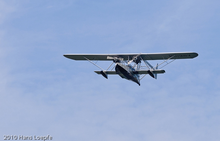 Sikorsky S-38 flying over the expected landing site on the lake of Zurich.