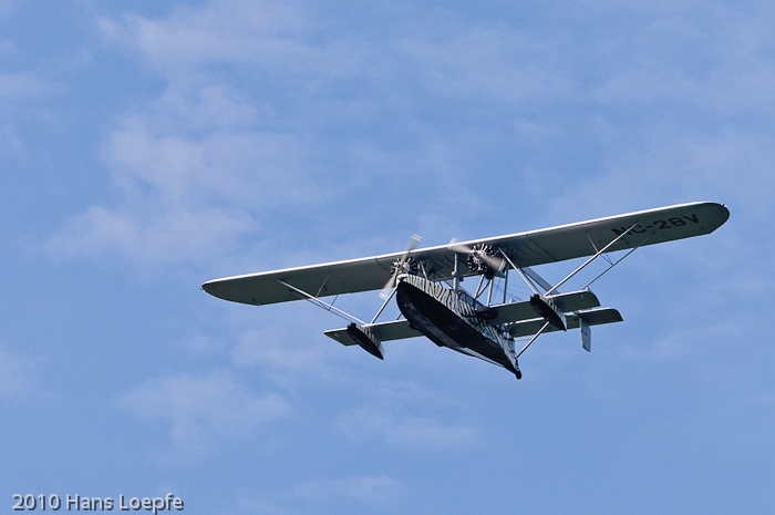 Sikorsky S-38 flying over the expected landing site on the lake of Zurich.