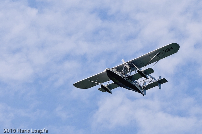 Sikorsky S-38 flying over the expected landing site on the lake of Zurich.