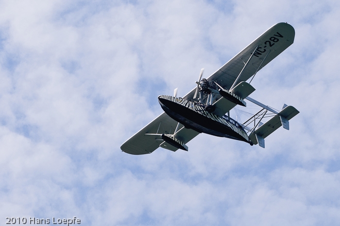 Sikorsky S-38 flying over the expected landing site on the lake of Zurich.