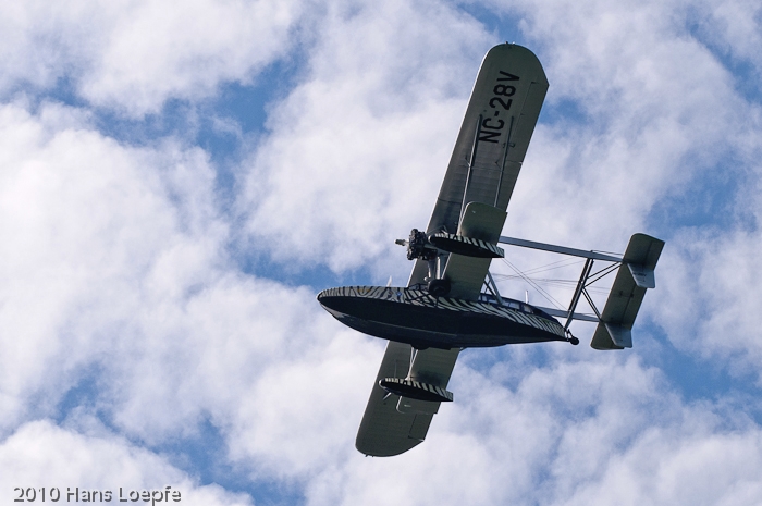 Sikorsky S-38 flying over the expected landing site on the lake of Zurich.