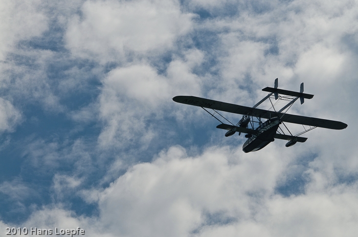 Sikorsky S-38 flying over the expected landing site on the lake of Zurich.