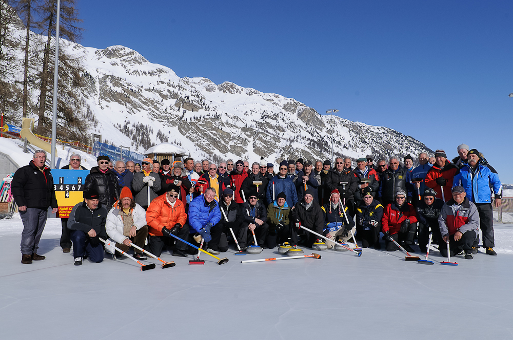 51. Veteranentreffen -  Herde Engadin, Bei frostiger Temperatur von -26°C trafen sich 48 engadiner Veteranen, im ganzen Tal bekannt als 'Herde Engadin', zum gemeinsamen Curling Spiel (Muh-Cup) in Sils/Segl. Curling, Graubünden, Herde Engadin, Mountains, Sils, Sport, Switzerland, Veteranentreffen, Winter