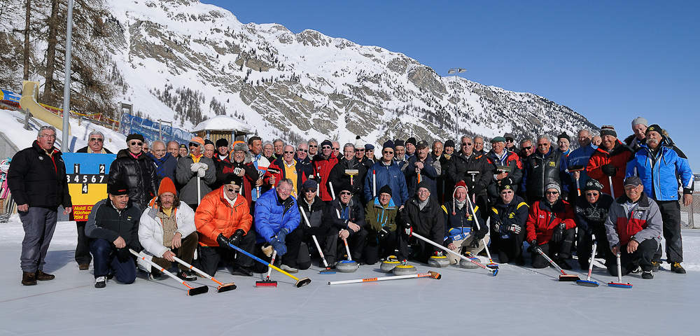 51. Veteranentreffen -  Herde Engadin, Bei frostiger Temperatur von -26°C trafen sich 48 engadiner Veteranen, im ganzen Tal bekannt als 'Herde Engadin', zum gemeinsamen Curling Spiel (Muh-Cup) in Sils/Segl. Curling, Graubünden, Herde Engadin, Mountains, Sils, Sport, Switzerland, Veteranentreffen, Winter