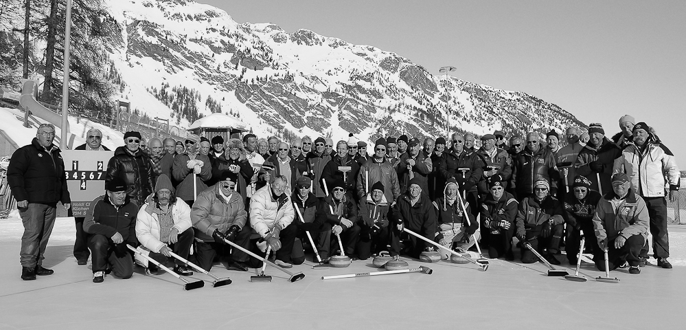 51. Veteranentreffen -  Herde Engadin, Bei frostiger Temperatur von -26°C trafen sich 48 engadiner Veteranen, im ganzen Tal bekannt als 'Herde Engadin', zum gemeinsamen Curling Spiel (Muh-Cup) in Sils/Segl. Curling, Graubünden, Herde Engadin, Mountains, Sils, Sport, Switzerland, Veteranentreffen, Winter