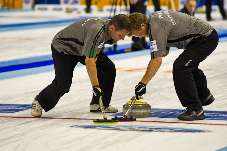 Canada vs. New Zealand, Score 7 : 9, Team Canada: Howard Glen, Middaugh Wayne, Laing Brent, Savill Craig, Howard Scott.
Team New Zealand: de Boer Peter, Becker Sean, Becker Scott, Thomson Kenny, Dowling Philip. Curling, Sport, World Men's Chamionship