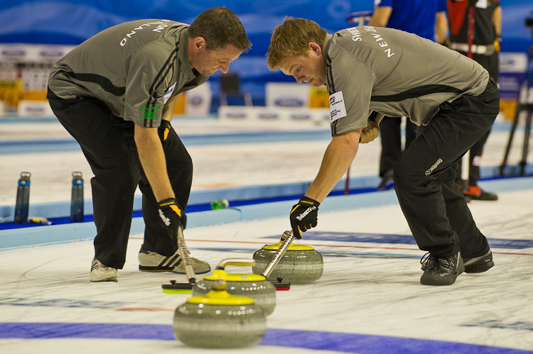 Canada vs. New Zealand, Score 7 : 9, Team Canada: Howard Glen, Middaugh Wayne, Laing Brent, Savill Craig, Howard Scott.
Team New Zealand: de Boer Peter, Becker Sean, Becker Scott, Thomson Kenny, Dowling Philip. Curling, Sport, World Men's Chamionship