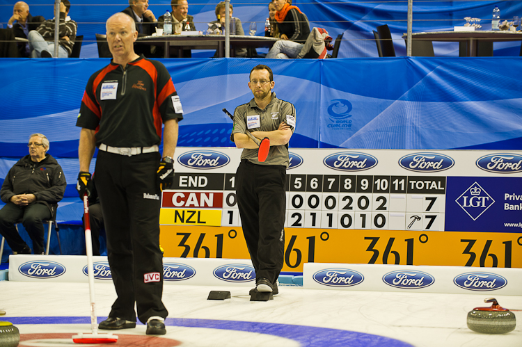 Canada vs. New Zealand, Score 7 : 9, Team Canada: Howard Glen, Middaugh Wayne, Laing Brent, Savill Craig, Howard Scott.
Team New Zealand: de Boer Peter, Becker Sean, Becker Scott, Thomson Kenny, Dowling Philip. Curling, Sport, World Men's Chamionship