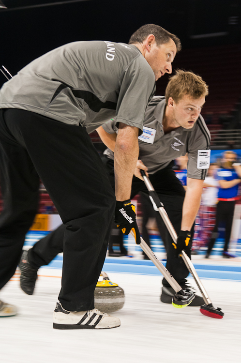 Canada vs. New Zealand, Score 7 : 9, Team Canada: Howard Glen, Middaugh Wayne, Laing Brent, Savill Craig, Howard Scott.
Team New Zealand: de Boer Peter, Becker Sean, Becker Scott, Thomson Kenny, Dowling Philip. Curling, Sport, World Men's Chamionship