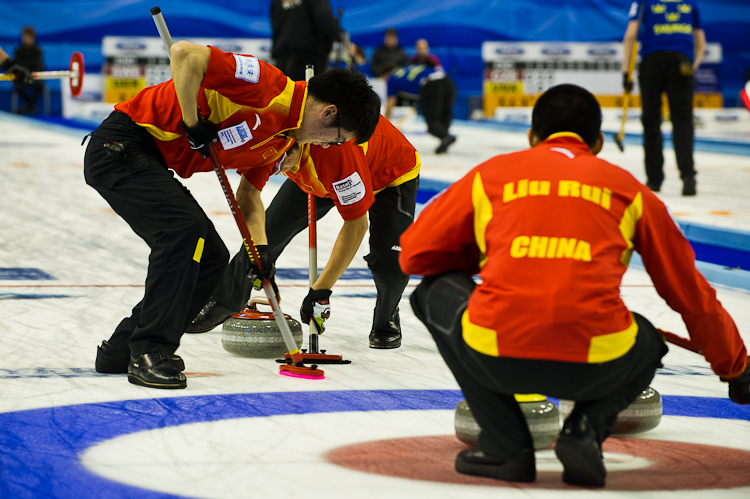 China vs. Canada. Score,  7 : 8, Team China: Lui Rui, Xu Xiaoming, Ba Dexin, Zang Jialiang, Chen Lu An
Team Canada: Howard Glen, Middaugh Wayne, Laing Brent, Savill Craig, Howard Scott Curling, Sport, World Men's Chamionship