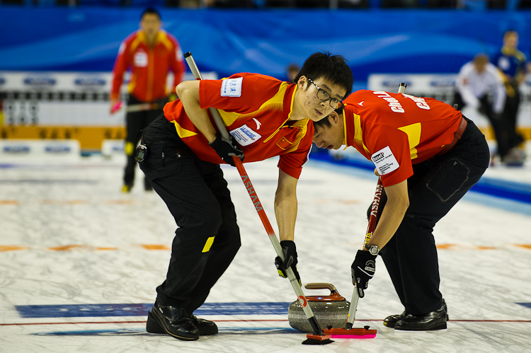 China vs. Canada. Score,  7 : 8, Team China: Lui Rui, Xu Xiaoming, Ba Dexin, Zang Jialiang, Chen Lu An
Team Canada: Howard Glen, Middaugh Wayne, Laing Brent, Savill Craig, Howard Scott Curling, Sport, World Men's Chamionship