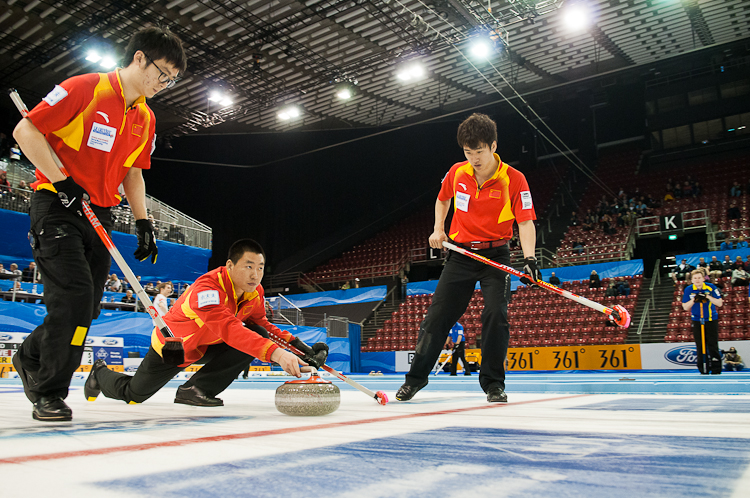 China vs. Canada. Score,  7 : 8, Team China: Lui Rui, Xu Xiaoming, Ba Dexin, Zang Jialiang, Chen Lu An
Team Canada: Howard Glen, Middaugh Wayne, Laing Brent, Savill Craig, Howard Scott Curling, Sport, World Men's Chamionship