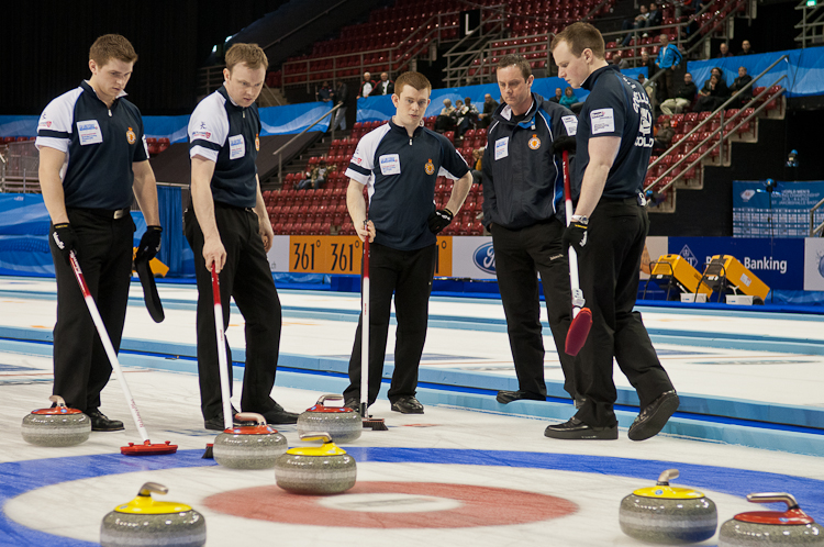 Scotland vs. Canda, Scroe 7 : 8, Team Scotland: Brewster Tom, Drummond Greg, Andrews Scott, Goodfellow Michael, Edwards David.
Team Canada: Howard Glen, Middaugh Wayne, Laing Brent, Savill Craig, Howard Scott. Curling, Sport, World Men's Chamionship