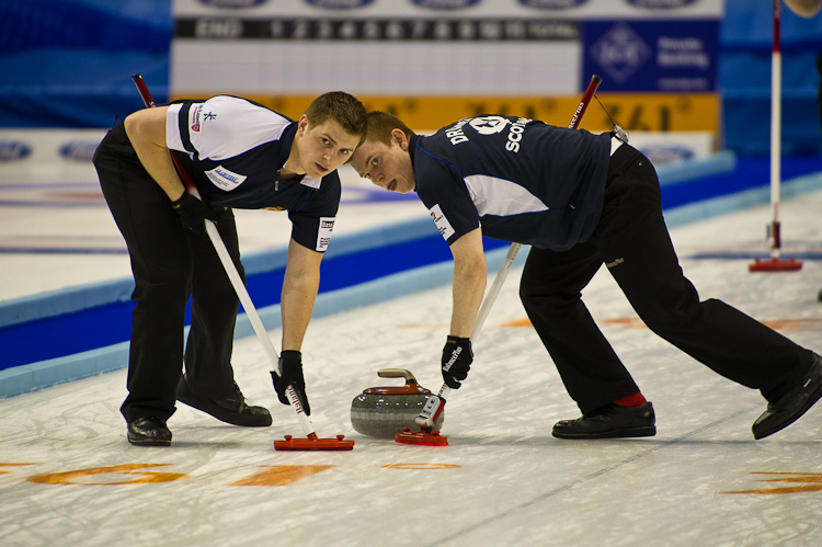 Scotland vs. Canda, Scroe 7 : 8, Team Scotland: Brewster Tom, Drummond Greg, Andrews Scott, Goodfellow Michael, Edwards David.
Team Canada: Howard Glen, Middaugh Wayne, Laing Brent, Savill Craig, Howard Scott. Curling, Sport, World Men's Chamionship