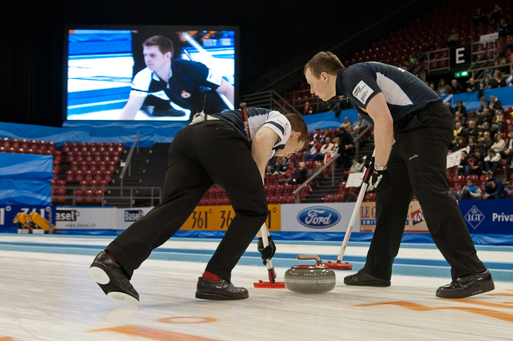 Scotland vs. Canda, Scroe 7 : 8, Team Scotland: Brewster Tom, Drummond Greg, Andrews Scott, Goodfellow Michael, Edwards David.
Team Canada: Howard Glen, Middaugh Wayne, Laing Brent, Savill Craig, Howard Scott. Curling, Sport, World Men's Chamionship