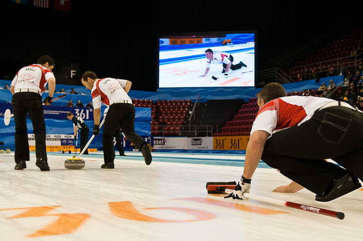 Scotland vs. Canda, Scroe 7 : 8, Team Scotland: Brewster Tom, Drummond Greg, Andrews Scott, Goodfellow Michael, Edwards David.
Team Canada: Howard Glen, Middaugh Wayne, Laing Brent, Savill Craig, Howard Scott. Curling, Sport, World Men's Chamionship