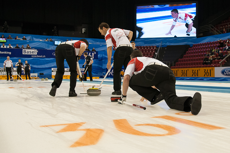 Scotland vs. Canda, Scroe 7 : 8, Team Scotland: Brewster Tom, Drummond Greg, Andrews Scott, Goodfellow Michael, Edwards David.
Team Canada: Howard Glen, Middaugh Wayne, Laing Brent, Savill Craig, Howard Scott. Curling, Sport, World Men's Chamionship