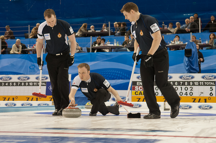 Scotland vs. Canda, Scroe 7 : 8, Team Scotland: Brewster Tom, Drummond Greg, Andrews Scott, Goodfellow Michael, Edwards David.
Team Canada: Howard Glen, Middaugh Wayne, Laing Brent, Savill Craig, Howard Scott. Curling, Sport, World Men's Chamionship