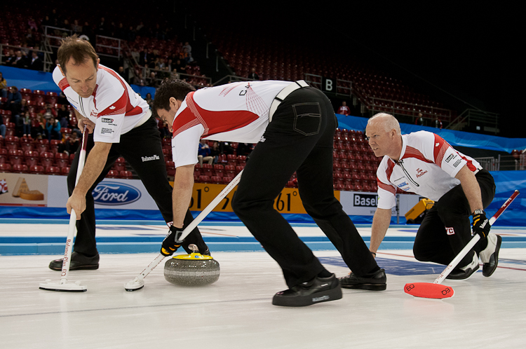 Scotland vs. Canda, Scroe 7 : 8, Team Scotland: Brewster Tom, Drummond Greg, Andrews Scott, Goodfellow Michael, Edwards David.
Team Canada: Howard Glen, Middaugh Wayne, Laing Brent, Savill Craig, Howard Scott. Curling, Sport, World Men's Chamionship