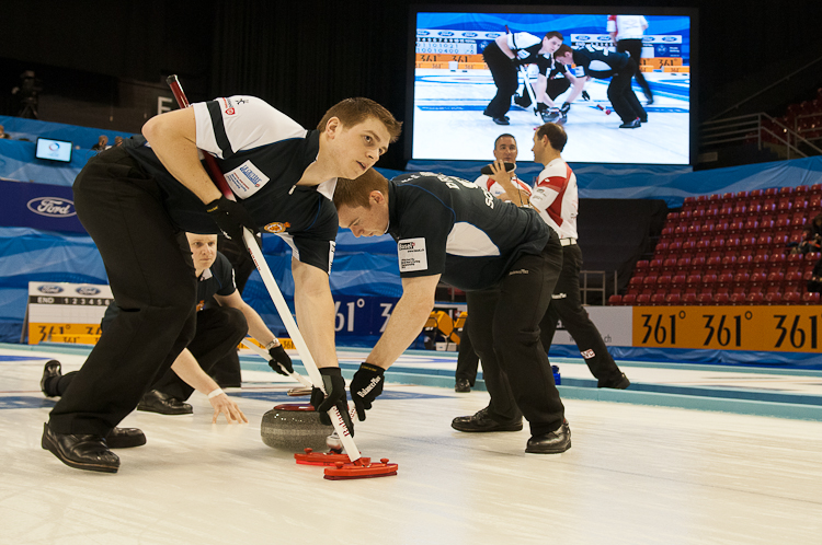 Scotland vs. Canda, Scroe 7 : 8, Team Scotland: Brewster Tom, Drummond Greg, Andrews Scott, Goodfellow Michael, Edwards David.
Team Canada: Howard Glen, Middaugh Wayne, Laing Brent, Savill Craig, Howard Scott. Curling, Sport, World Men's Chamionship