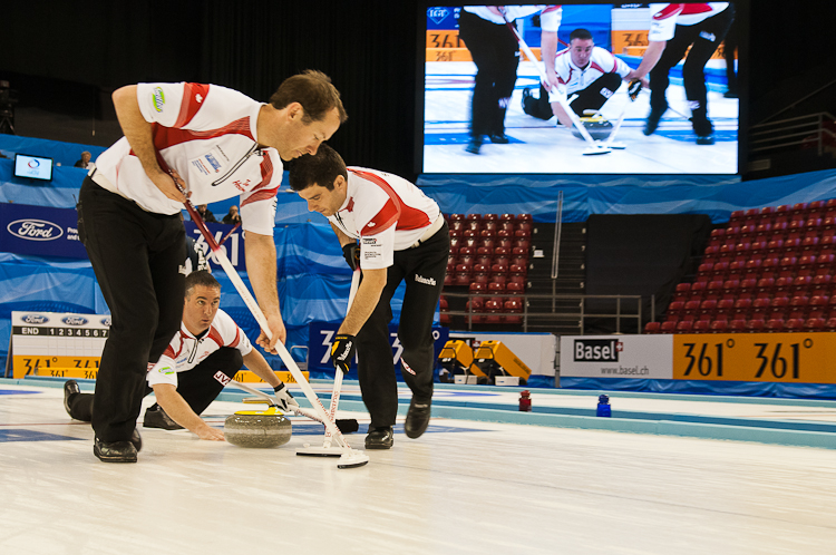 Scotland vs. Canda, Scroe 7 : 8, Team Scotland: Brewster Tom, Drummond Greg, Andrews Scott, Goodfellow Michael, Edwards David.
Team Canada: Howard Glen, Middaugh Wayne, Laing Brent, Savill Craig, Howard Scott. Curling, Sport, World Men's Chamionship