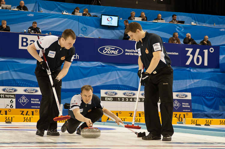 Scotland vs. Canda, Scroe 7 : 8, Team Scotland: Brewster Tom, Drummond Greg, Andrews Scott, Goodfellow Michael, Edwards David.
Team Canada: Howard Glen, Middaugh Wayne, Laing Brent, Savill Craig, Howard Scott. Curling, Sport, World Men's Chamionship