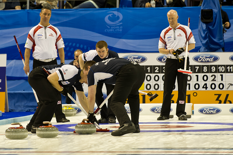 Scotland vs. Canda, Scroe 7 : 8, Team Scotland: Brewster Tom, Drummond Greg, Andrews Scott, Goodfellow Michael, Edwards David.
Team Canada: Howard Glen, Middaugh Wayne, Laing Brent, Savill Craig, Howard Scott. Curling, Sport, World Men's Chamionship