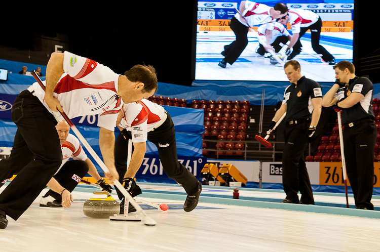 Scotland vs. Canda, Scroe 7 : 8, Team Scotland: Brewster Tom, Drummond Greg, Andrews Scott, Goodfellow Michael, Edwards David.
Team Canada: Howard Glen, Middaugh Wayne, Laing Brent, Savill Craig, Howard Scott. Curling, Sport, World Men's Chamionship