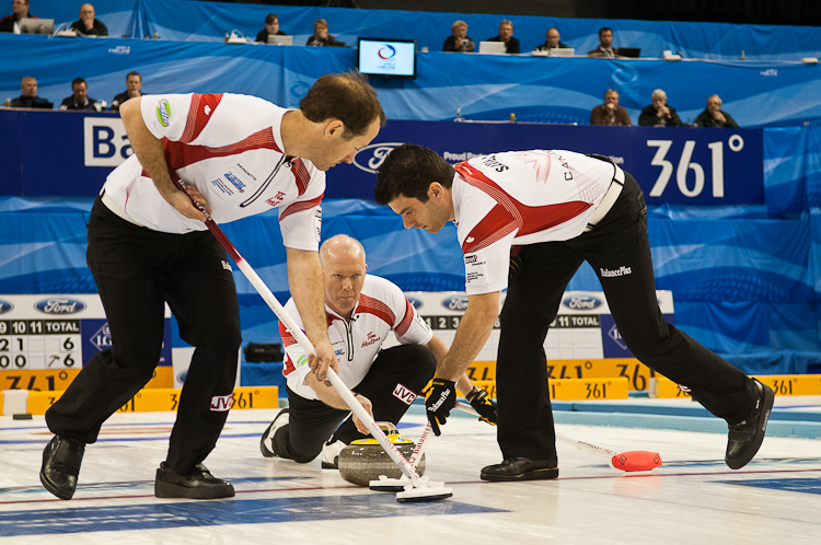 Scotland vs. Canda, Scroe 7 : 8, Team Scotland: Brewster Tom, Drummond Greg, Andrews Scott, Goodfellow Michael, Edwards David.
Team Canada: Howard Glen, Middaugh Wayne, Laing Brent, Savill Craig, Howard Scott. Curling, Sport, World Men's Chamionship