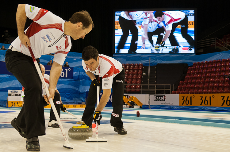 Scotland vs. Canda, Scroe 7 : 8, Team Scotland: Brewster Tom, Drummond Greg, Andrews Scott, Goodfellow Michael, Edwards David.
Team Canada: Howard Glen, Middaugh Wayne, Laing Brent, Savill Craig, Howard Scott. Curling, Sport, World Men's Chamionship