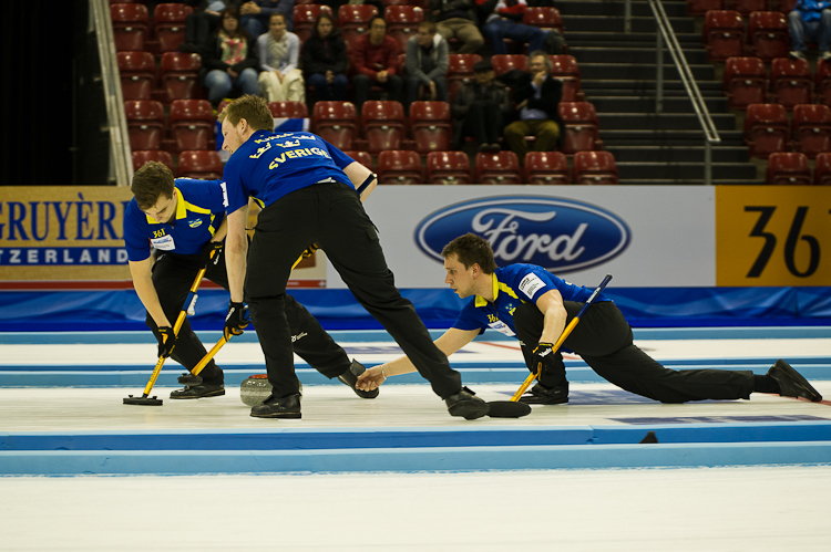 Sweden vs Scotland, Score 6 : 7, Team Sweden: Kraupp Sepbastian, Lindberg Frederik, Eriksson Oskar, Kjaell Viktor, Edin Niklas.
Team Scotland: Brewster Tom, Drummond Greg, Andrews Scott, Goodfellow Michael, Edwards David. Curling, Sport, World Men's Chamionship