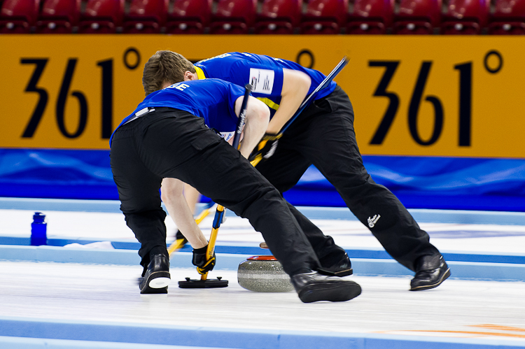 Sweden vs Scotland, Score 6 : 7, Team Sweden: Kraupp Sepbastian, Lindberg Frederik, Eriksson Oskar, Kjaell Viktor, Edin Niklas.
Team Scotland: Brewster Tom, Drummond Greg, Andrews Scott, Goodfellow Michael, Edwards David. Curling, Sport, World Men's Chamionship