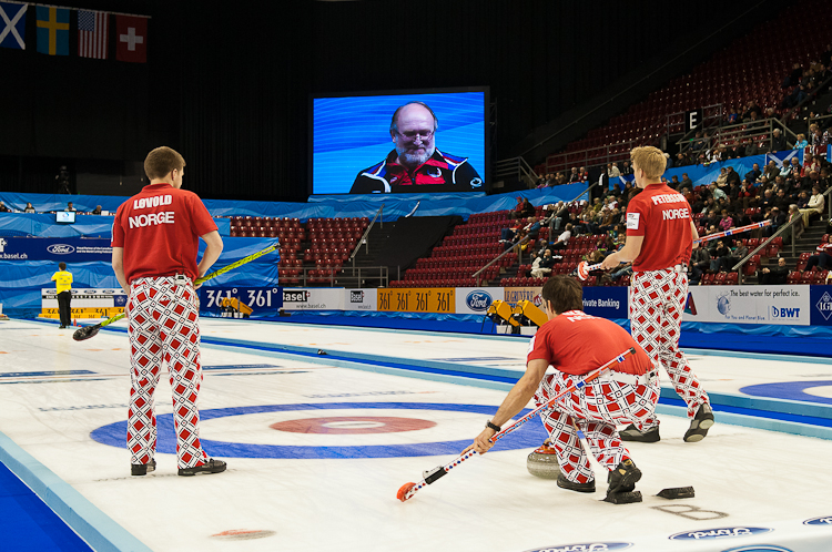 Norway vs. Sweden, Score 8 : 9, Team Norway: Ulsrud Thomas, Nergaard Torger, Svae Christoffer, Petersson Haavard Vad, Loevold Thomas.
Team Sweden: Kraupp Sepbastian, Lindberg Frederik, Eriksson Oskar, Kjaell Viktor, Edin Niklas. Curling, Sport, World Men's Chamionship