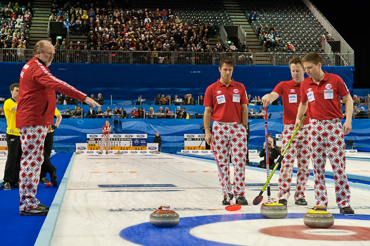 Norway vs. Sweden, Score 8 : 9, Team Norway: Ulsrud Thomas, Nergaard Torger, Svae Christoffer, Petersson Haavard Vad, Loevold Thomas.
Team Sweden: Kraupp Sepbastian, Lindberg Frederik, Eriksson Oskar, Kjaell Viktor, Edin Niklas. Curling, Sport, World Men's Chamionship