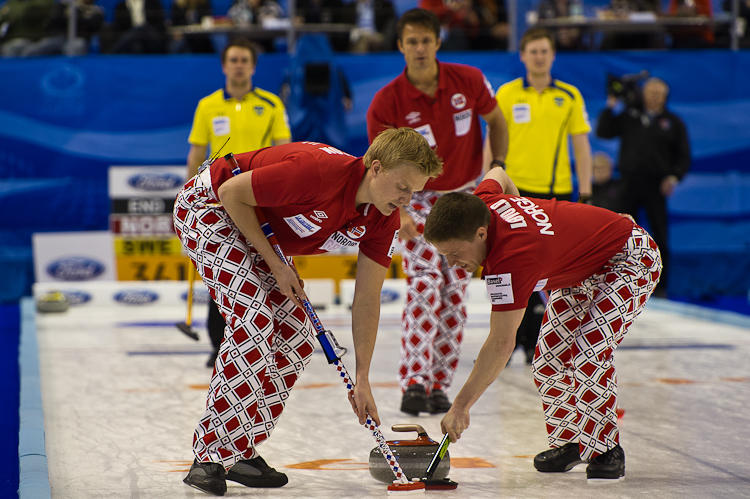 Norway vs. Sweden, Score 8 : 9, Team Norway: Ulsrud Thomas, Nergaard Torger, Svae Christoffer, Petersson Haavard Vad, Loevold Thomas.
Team Sweden: Kraupp Sepbastian, Lindberg Frederik, Eriksson Oskar, Kjaell Viktor, Edin Niklas. Curling, Sport, World Men's Chamionship