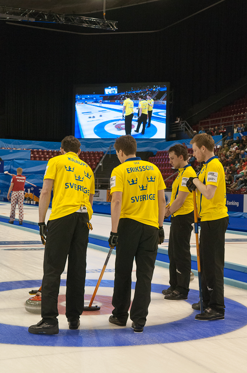 Norway vs. Sweden, Score 8 : 9, Team Norway: Ulsrud Thomas, Nergaard Torger, Svae Christoffer, Petersson Haavard Vad, Loevold Thomas.
Team Sweden: Kraupp Sepbastian, Lindberg Frederik, Eriksson Oskar, Kjaell Viktor, Edin Niklas. Curling, Sport, World Men's Chamionship