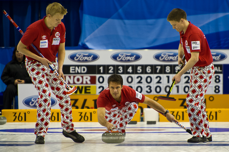 Norway vs. Sweden, Score 8 : 9, Team Norway: Ulsrud Thomas, Nergaard Torger, Svae Christoffer, Petersson Haavard Vad, Loevold Thomas.
Team Sweden: Kraupp Sepbastian, Lindberg Frederik, Eriksson Oskar, Kjaell Viktor, Edin Niklas. Curling, Sport, World Men's Chamionship