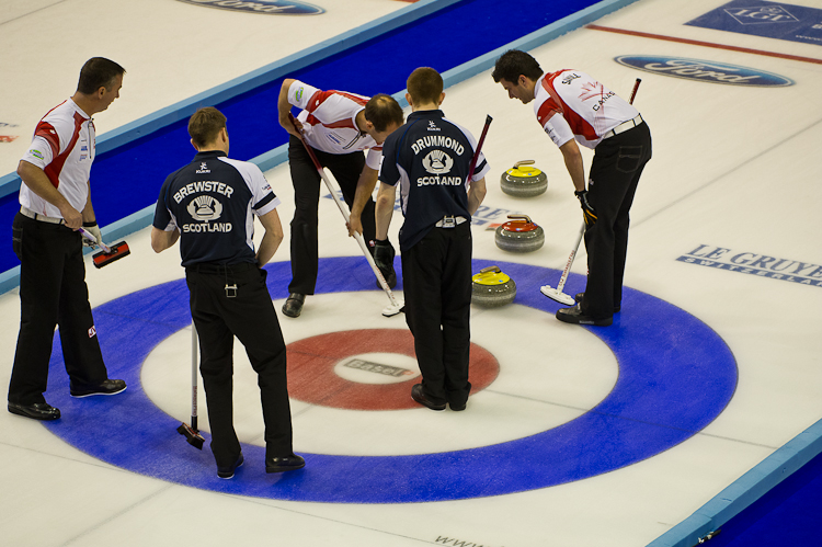 Scotland vs. Canda, Scroe 7 : 8, Team Scotland: Brewster Tom, Drummond Greg, Andrews Scott, Goodfellow Michael, Edwards David.
Team Canada: Howard Glen, Middaugh Wayne, Laing Brent, Savill Craig, Howard Scott. Curling, Sport, World Men's Chamionship
