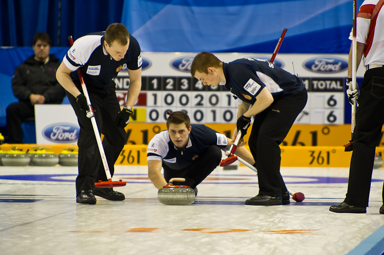 Scotland vs. Canda, Scroe 7 : 8, Team Scotland: Brewster Tom, Drummond Greg, Andrews Scott, Goodfellow Michael, Edwards David.
Team Canada: Howard Glen, Middaugh Wayne, Laing Brent, Savill Craig, Howard Scott. Curling, Sport, World Men's Chamionship
