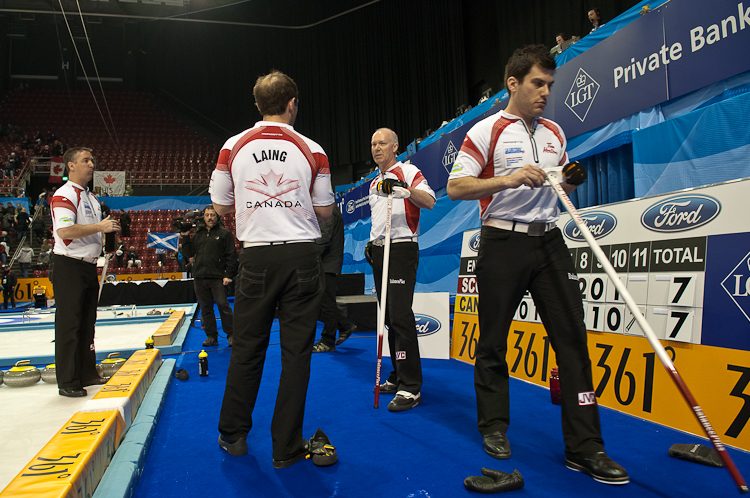 Scotland vs. Canda, Scroe 7 : 8, Team Scotland: Brewster Tom, Drummond Greg, Andrews Scott, Goodfellow Michael, Edwards David.
Team Canada: Howard Glen, Middaugh Wayne, Laing Brent, Savill Craig, Howard Scott. Curling, Sport, World Men's Chamionship