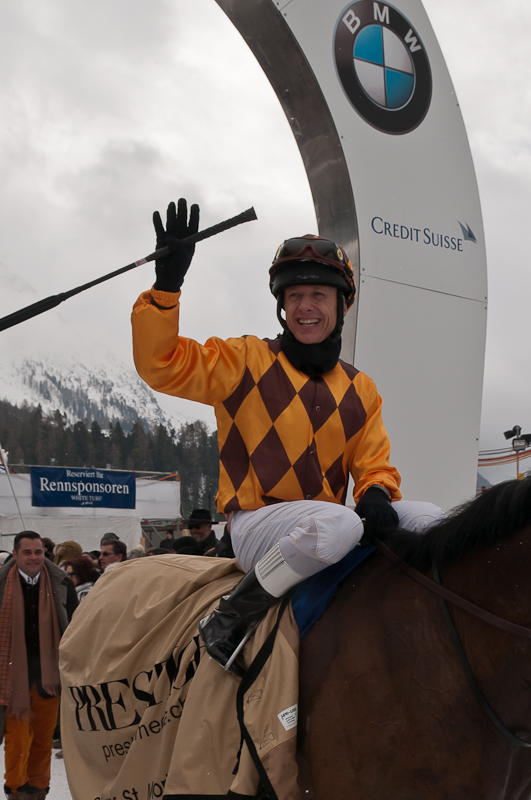 Grand Prix Prestige / Rennbahn Berlin, Hoppegarten, Sieger Ehrung für André Best  mit Pferd Le Big, Besitzer Philipp Schärer. Graubünden, Horse Race, Snow, Sport, St. Moritz, Switzerland, White Turf, Winter