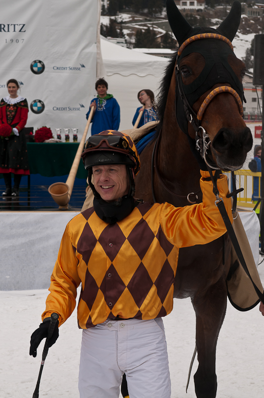 Grand Prix Prestige / Rennbahn Berlin, Hoppegarten, Sieger Ehrung für André Best  mit Pferd Le Big, Besitzer Philipp Schärer. Graubünden, Horse Race, Snow, Sport, St. Moritz, Switzerland, White Turf, Winter